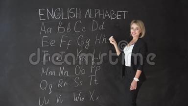 教育<strong>理念</strong>——ABC字母学校板书<strong>理念</strong>.. 学校老师在英语课上写ABC字母或
